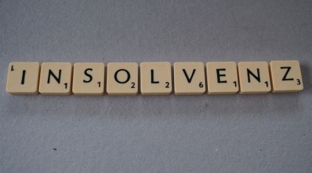 Das Wort "Insolvenz" mit Scrabble-Spielsteinen geschrieben