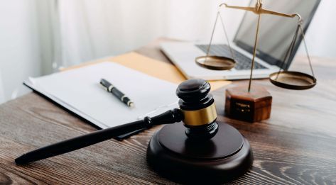 Anwaltsbüro mit Laptop, Richterhammer und Waage 