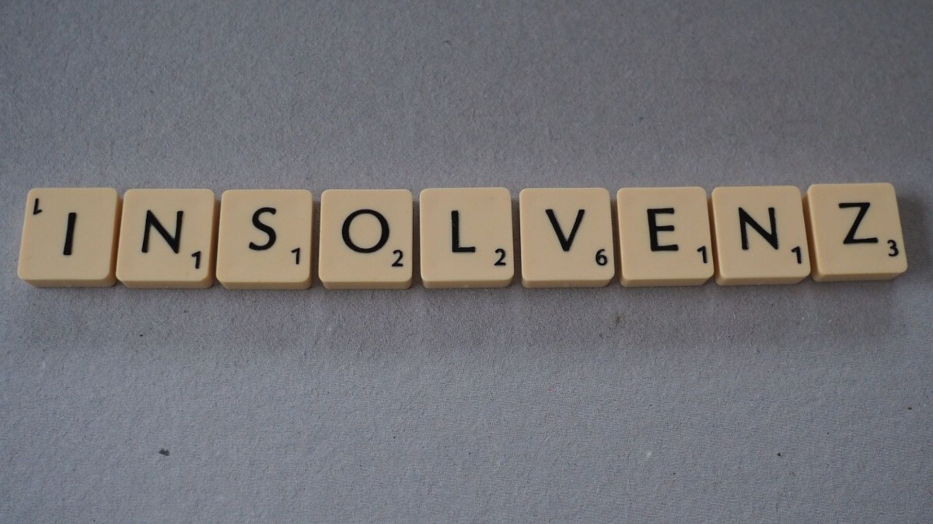 Insolvenz aus Scrabble-Zeichen gebildet