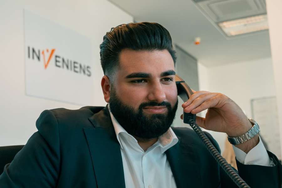 Ilham Sayed telefoniert mit INVENIENS-Kandidat